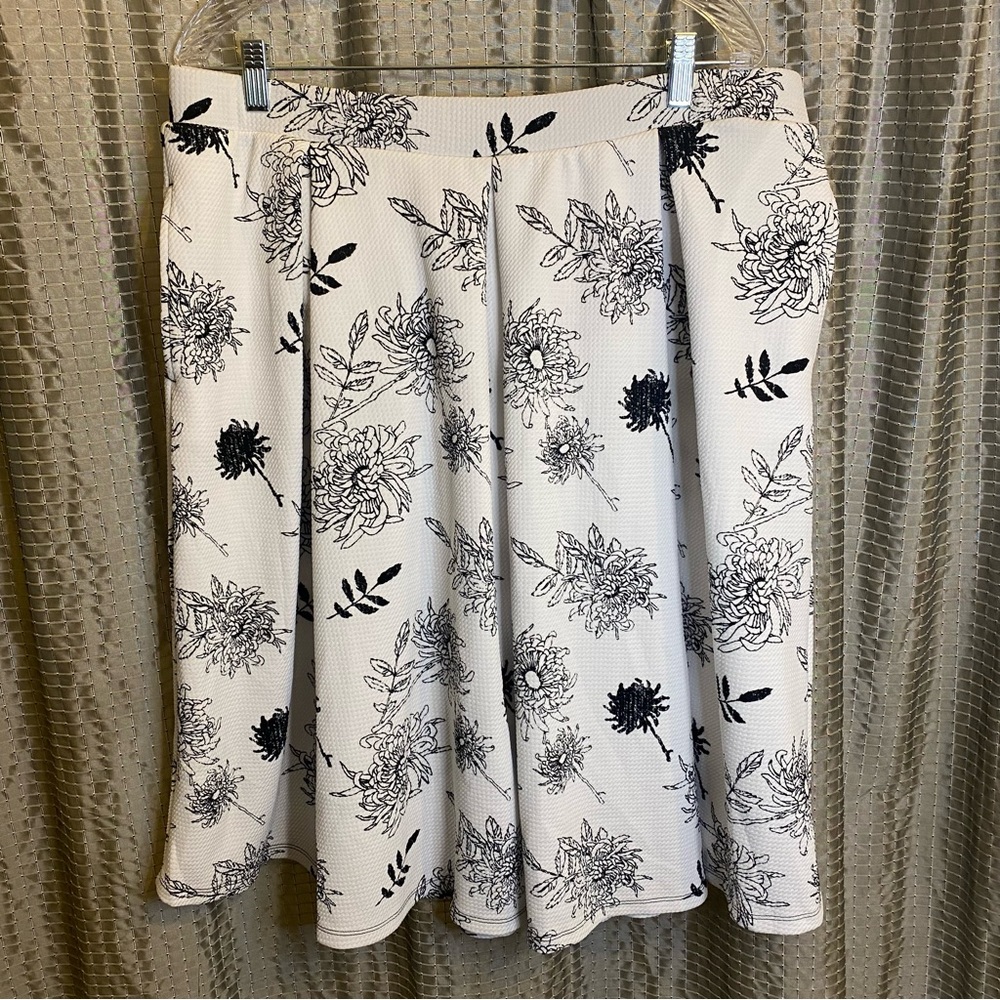 LuLaRoe Madison Skirt White and Black, 3XL